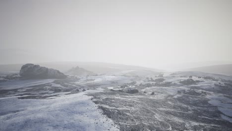 Montañas-Antárticas-Con-Nieve-En-La-Niebla